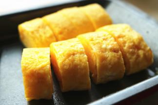做好的厚蛋烧，切断待用。