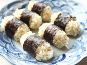取适量拌好的米饭，整理成饭团形状，用海苔包起来，饭团就做好了。