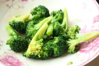 汤锅加水，烧开后，加少许盐和油，放入西兰花焯水10秒钟，捞出沥干水分。