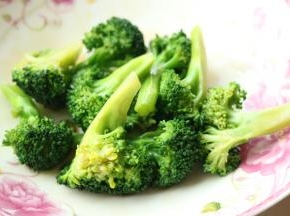 汤锅加水，烧开后，加少许盐和油，放入西兰花焯水10秒钟，捞出沥干水分。