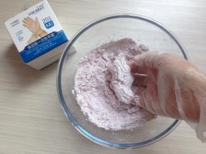 戴上一次性手套用手搓均匀，再逐少量添加水。由于紫薯含水量不同，配方里的水量仅供参考。搓到可以用手抓一把能成团，但轻压一下会成颗粒状。盖上保鲜膜静置20分钟，让它更好地吸收水分。