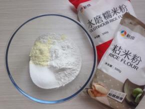 将粘米粉、糯米粉、奶粉和细砂糖倒入到玻璃盆里混合均匀