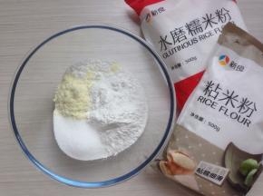 将粘米粉、糯米粉、奶粉和细砂糖倒入到玻璃盆里混合均匀