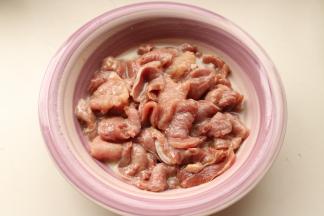 这次买的是小里脊条，特别嫩，切薄片后加入湿淀粉，少许鸡粉，一点植物油，拌匀，腌制20分钟。