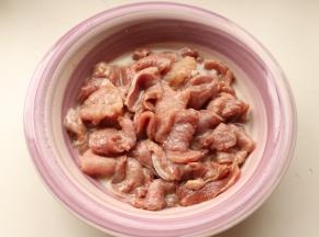 这次买的是小里脊条，特别嫩，切薄片后加入湿淀粉，少许鸡粉，一点植物油，拌匀，腌制20分钟。