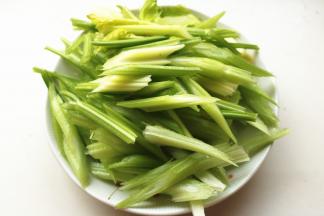 芹菜洗净去老根，切段，黄豆芽洗净。