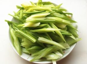 芹菜洗净去老根，切段，黄豆芽洗净。