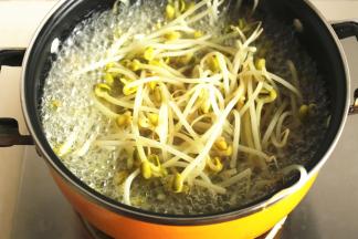 汤锅加水，烧开后先下入黄豆芽煮几分钟，熟了后再下入芹菜，芹菜比较容易熟，煮一分钟即可，煮老了就不好吃了。