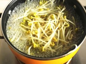 汤锅加水，烧开后先下入黄豆芽煮几分钟，熟了后再下入芹菜，芹菜比较容易熟，煮一分钟即可，煮老了就不好吃了。