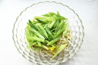 煮好的芹菜和黄豆芽捞出来，铺在容器底部待用。