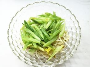煮好的芹菜和黄豆芽捞出来，铺在容器底部待用。