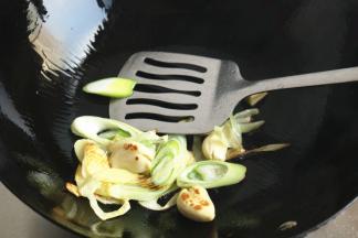 炒锅加油，烧热后爆香葱姜蒜。