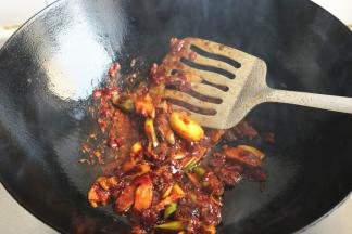 下入郫县豆瓣酱翻炒出红油，可以闻到浓郁的香辣味到。