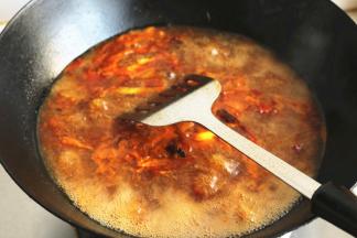 加入适量水煮开，尝尝味道加盐调味。