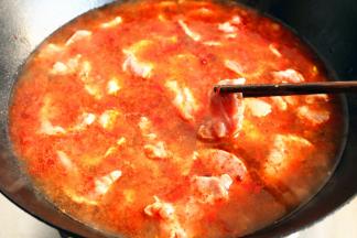 一片片下入腌制好的肉片。