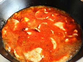 等待再次煮开，肉片就熟了，千万不要煮太老，不然就不好吃了。