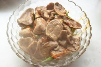 先把肉片捞出放在菜上面。