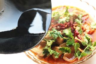 炒锅烧热花生油，泼在花椒和辣椒上面，加香菜点缀，麻辣鲜香的水煮肉片就做好了。