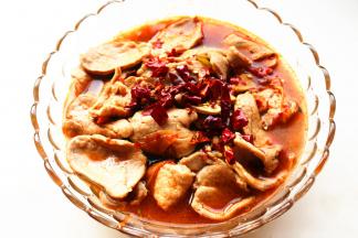 加入煮肉的汤，上面再放上切碎的辣椒和花椒。