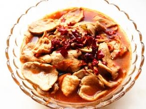 加入煮肉的汤，上面再放上切碎的辣椒和花椒。