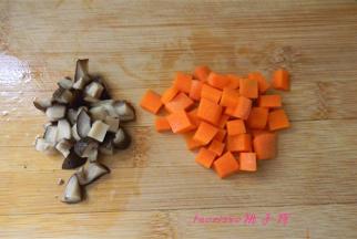 分别将油香菇、胡萝卜（去皮）切丁；