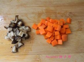 分别将油香菇、胡萝卜（去皮）切丁；