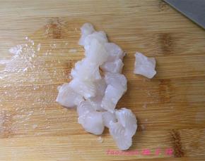 将鱼肉切丁（也可以剁成鱼泥）；