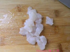 将鱼肉切丁（也可以剁成鱼泥）；