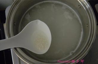 煮锅内倒入纯净水，水热后倒入洗净的大米开始煮粥；
