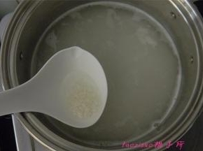 煮锅内倒入纯净水，水热后倒入洗净的大米开始煮粥；