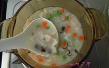 再倒入切好的鱼肉丁，煮至鱼肉变色即可关火。