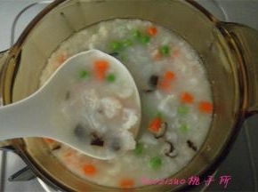 再倒入切好的鱼肉丁，煮至鱼肉变色即可关火。