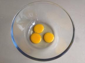 蛋黄和鸡蛋打在盆里
