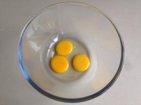 蛋黄和鸡蛋打在盆里