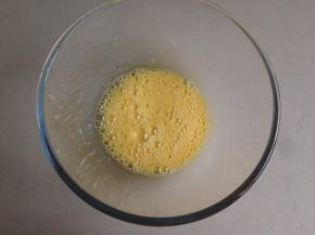 用电动打蛋器打至粗泡