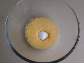 加入细砂糖和盐