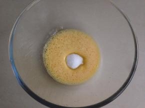 加入细砂糖和盐