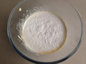 筛入已经提前过筛的一半粉类