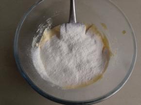 翻拌均匀后加入剩余的粉类