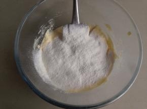 翻拌均匀后加入剩余的粉类