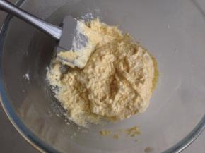 用刮刀继续翻拌均匀