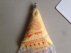 将面糊放进裱花袋