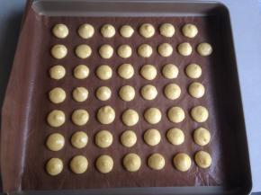 挤到铺了油布的烤盘上，大概50个