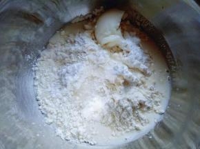 首先做油皮:将面粉放入大口的容器中，加入猪油，(猪油我自己熬的) 加入糖粉，分次加入水，(水不要一次性全部加入面粉中，分次加入，因为不同品牌的面粉吸水量不同，所以切记不要一次性加入。)
