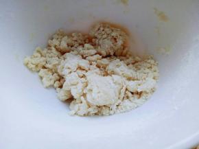 同样用筷子搅成絮状，再揉成面团。