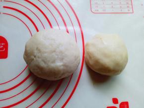 油酥和油皮全部做好了，盖上保鲜膜松弛15分钟。