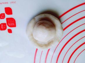 把做好的油皮和油酥各分成5份，酥一小块油皮，包上油酥，户口手法包起来，收口朝下，依次完成。