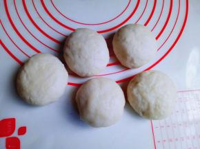 油皮包油酥全部完成，收口朝下捏紧。