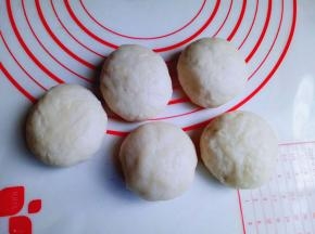 油皮包油酥全部完成，收口朝下捏紧。