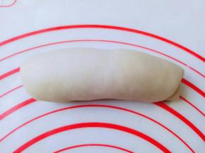 把擀好的长舌状从上往下卷起来，依次把面团做完。